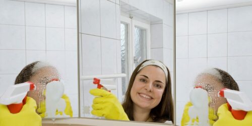 Czym myć szyby i lustra, aby nie zostawiać smug?