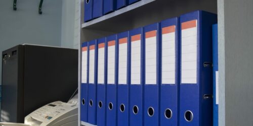 Segregatory, teczki i skoroszyty – co z reguły się w nich trzyma?